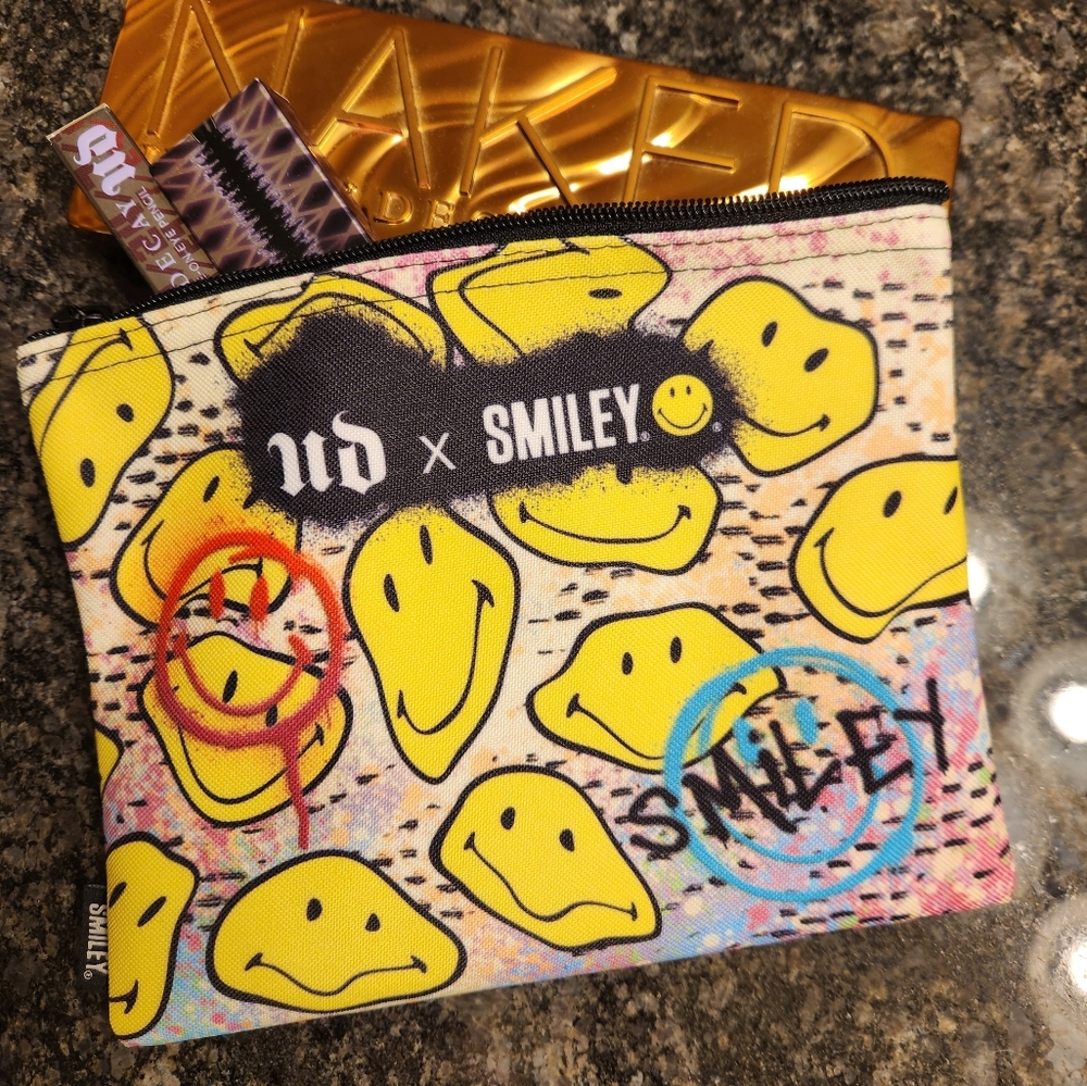 Urban Decay × Smiley Make-up Bag